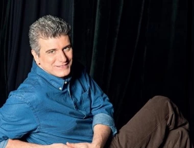 Βίντεο: O Βλαδίμηρος Κυριακίδης αγνώριστος και με... αφάνα σε γυρίσματα με την Ντάριλ Χάνα